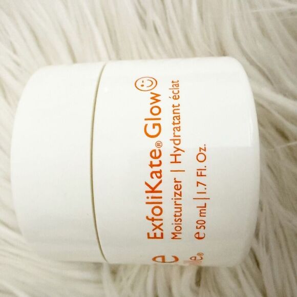 KATE SOMERVILLE | ExfoliKate Glow 2-in-1 Moisturizer + Exfoliator | 1.7 fl oz - Picture 8 of 12